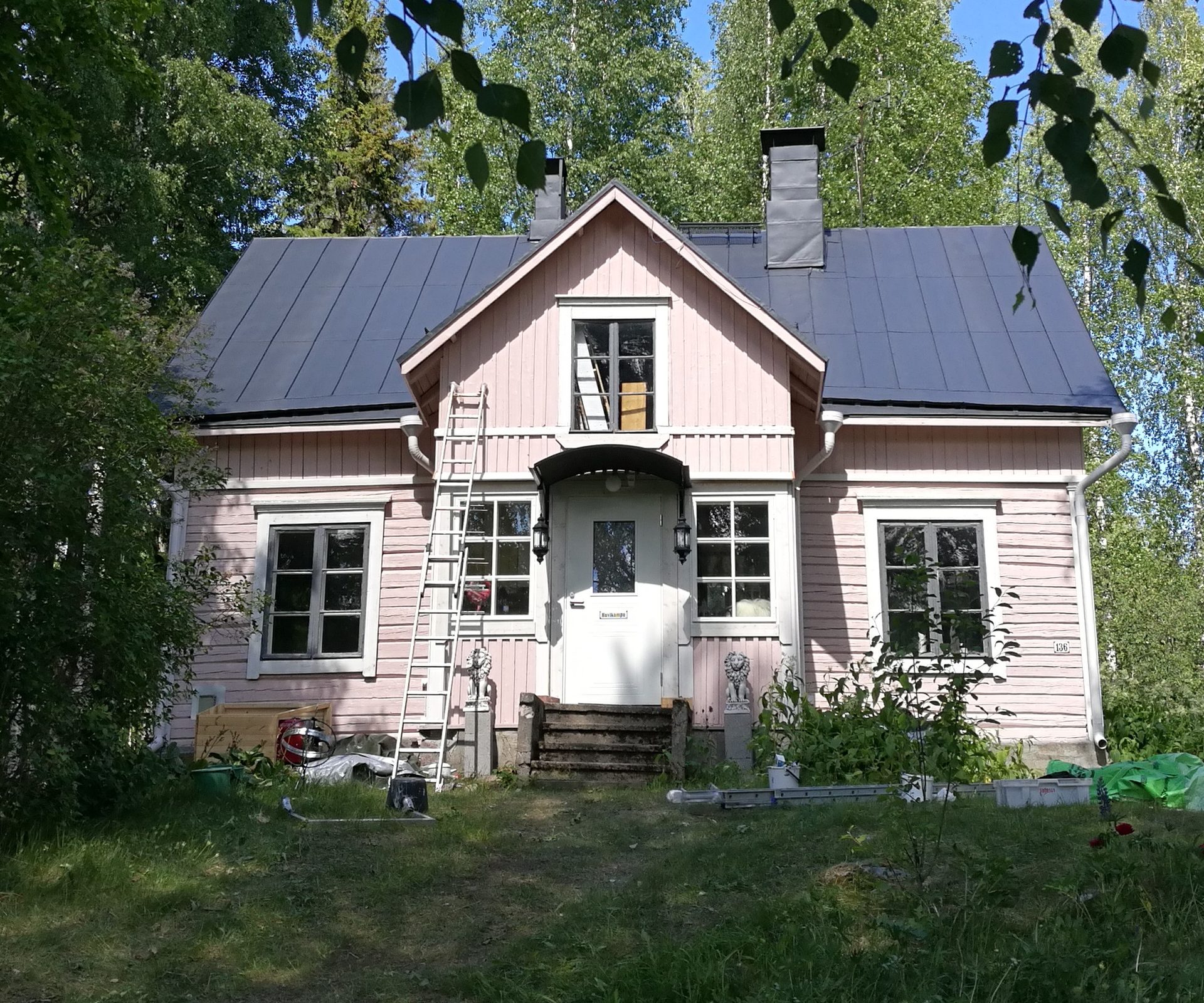 peltikatto ennen ja jälkeen maalauksen Hausjärvellä