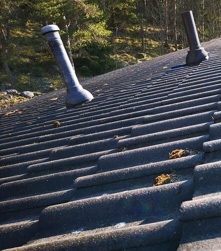 Tiilikatto jossa kasvaa sammalta