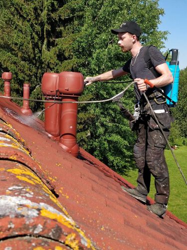 Sammaleenpoistoaineen levitys tiilikatolle