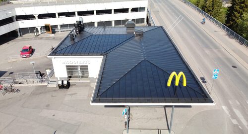 Maalattu peltikatto Hyvinkäällä