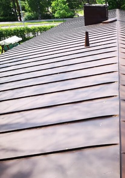 Maalattu peltikatto Hyvinkäällä