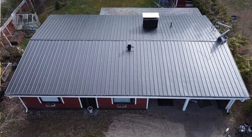 Maalattu peltikatto Klaukkalassa