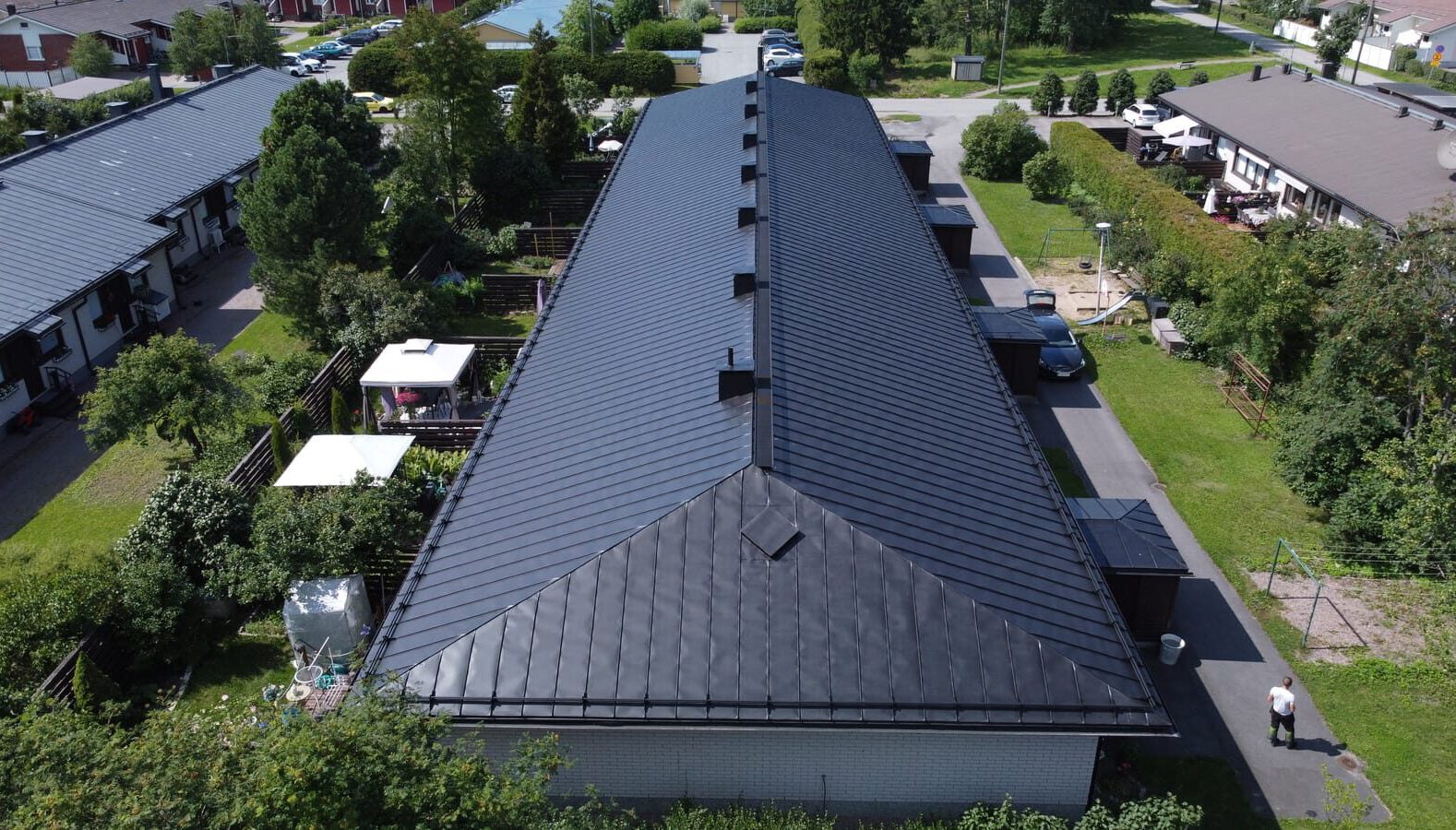 ÄSkettäin maalattu peltikatto tuusulassa