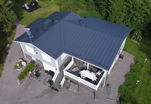 Äsken maalattu peltikatto Hyvinkäällä