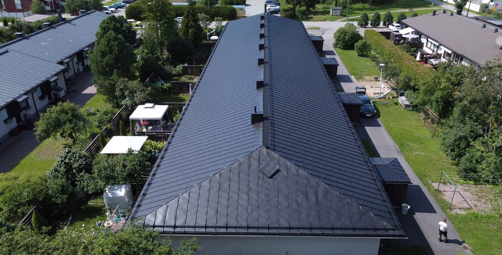 Maalattu musta peltikatto tuusulassa