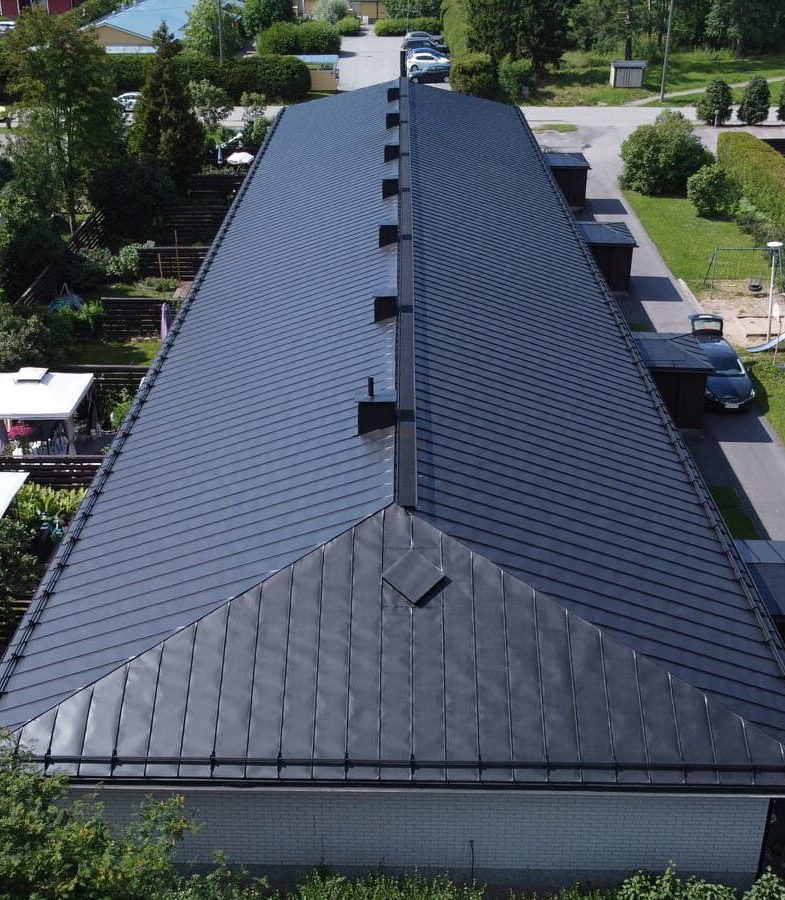 Maalattu rivitalon peltikatto hyvinkäällä