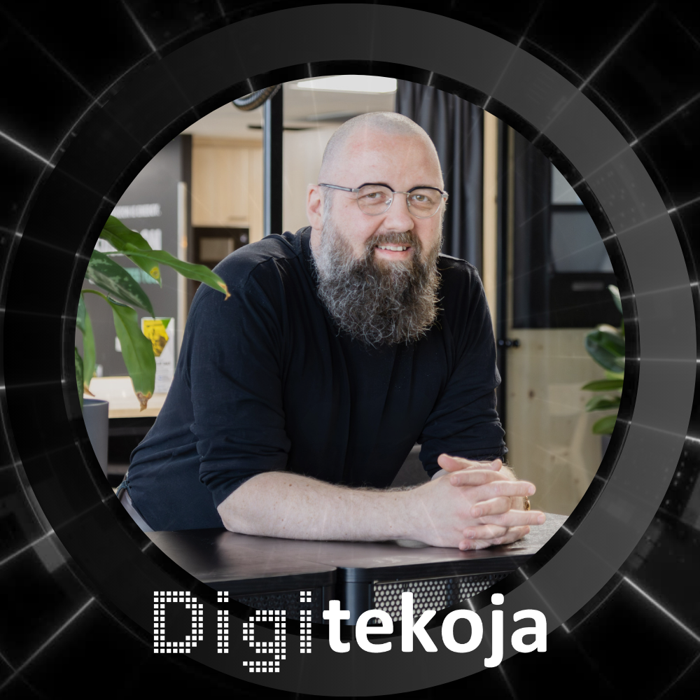 Mika Vaasala, ulkoistettu markkinointipäällikkö, nojaa pöytään Digitekoja-bränditaustalla.