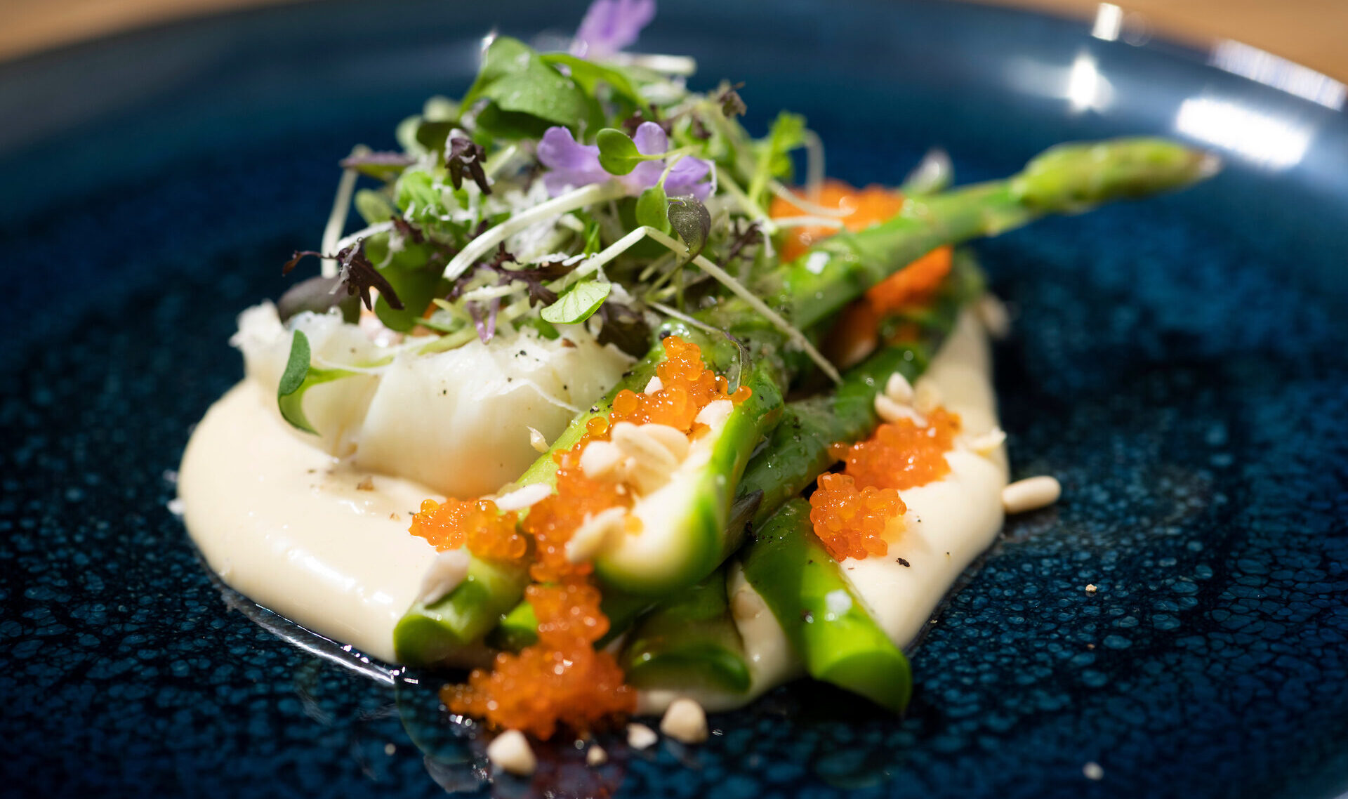 Parsaa, kirjolohenmätiä, uppomuna ja Hollandaise-kastiketta