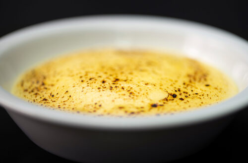 Haudutettua raparperia, mantelikakkua ja sabayonkastiketta