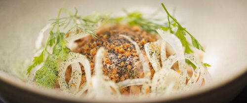 Hiillostettua haukimureketta, rapukastiketta ja fenkolia