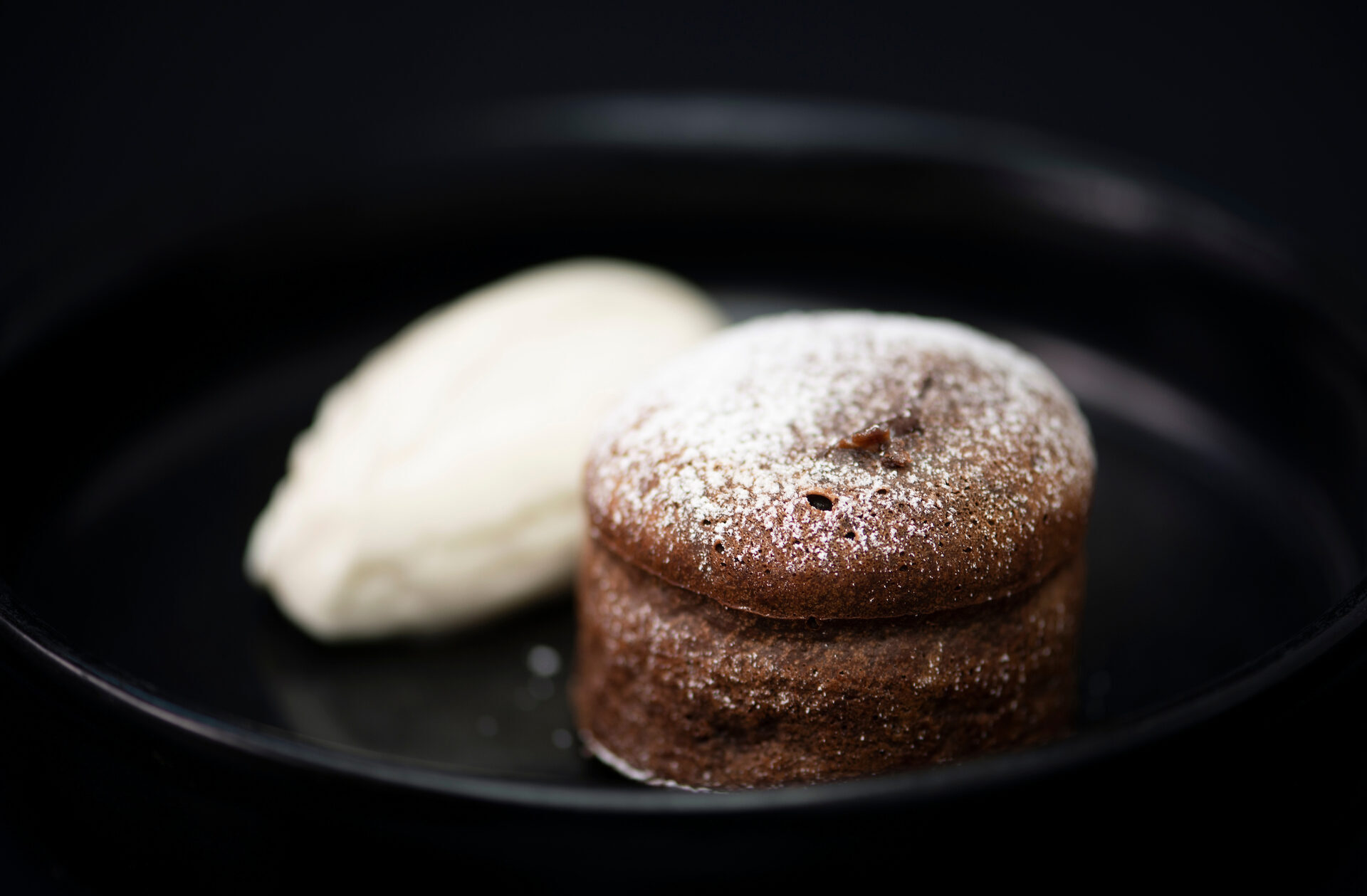 Suklaafondant ja maitojäätelöä