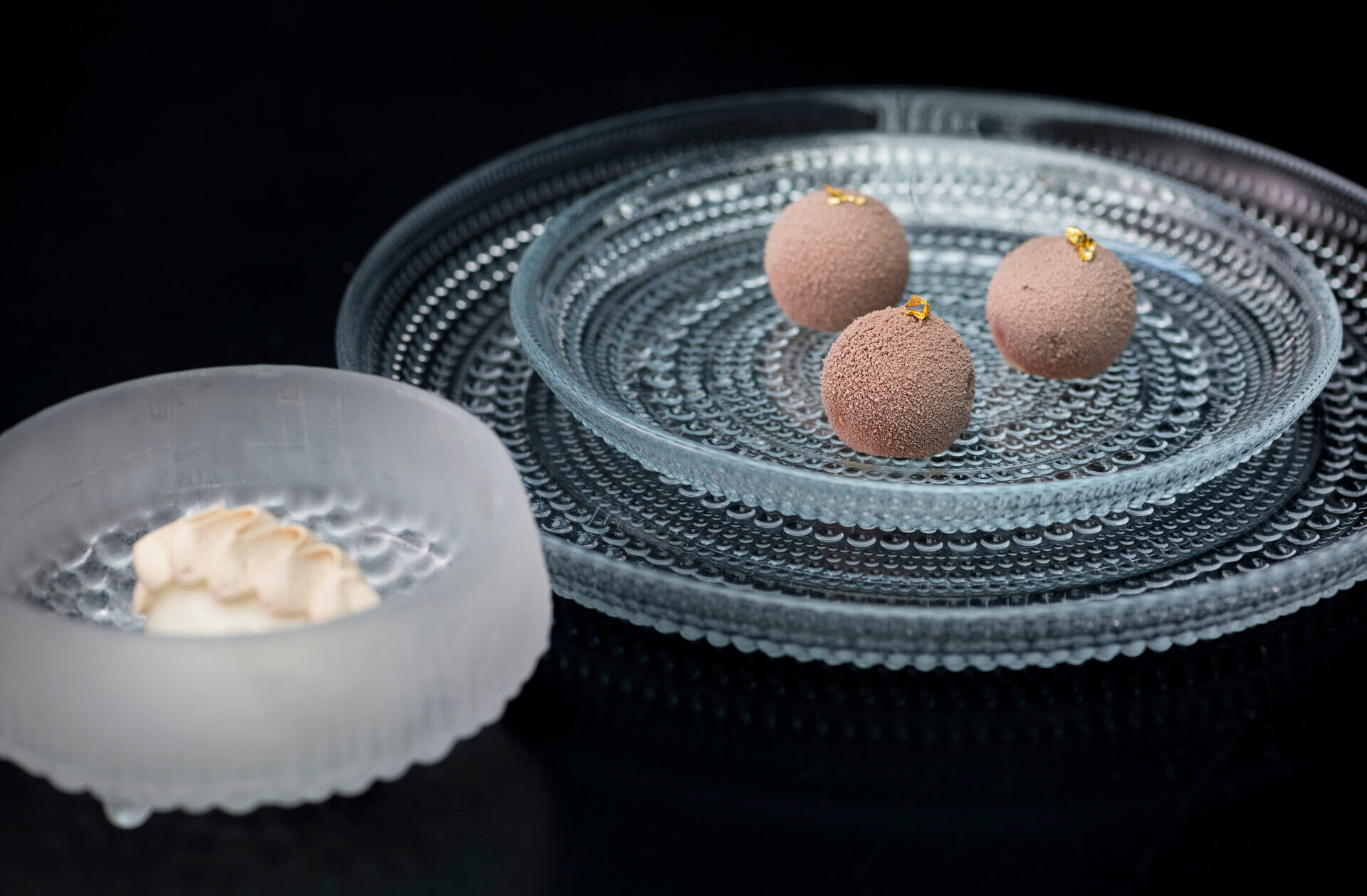 Raparperia, manteli ja vaniljaa  