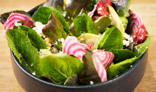 Sinihome-saksanpähkinäsalaattia