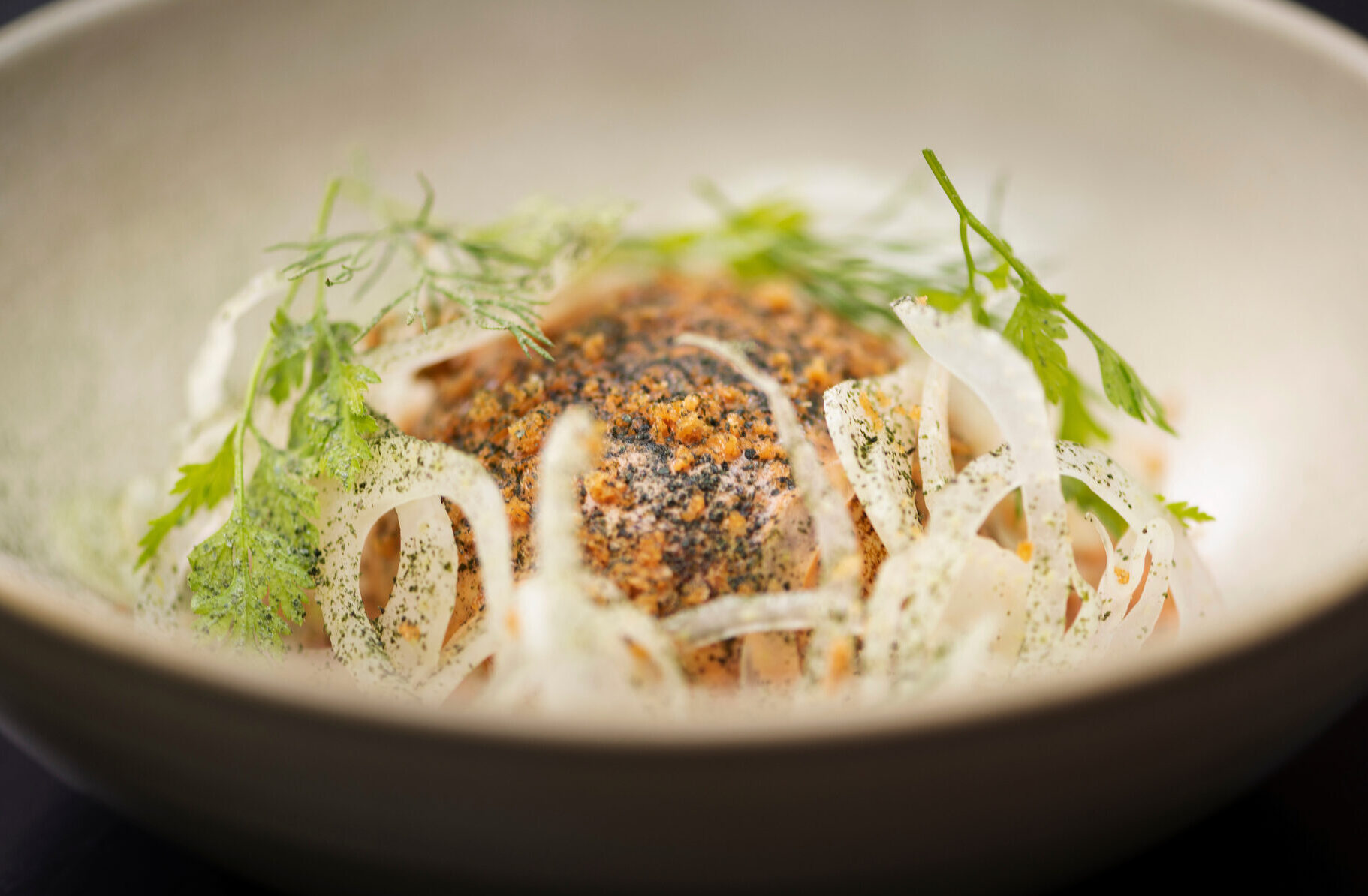 Hiillostettua haukimureketta, rapukastiketta ja fenkolia