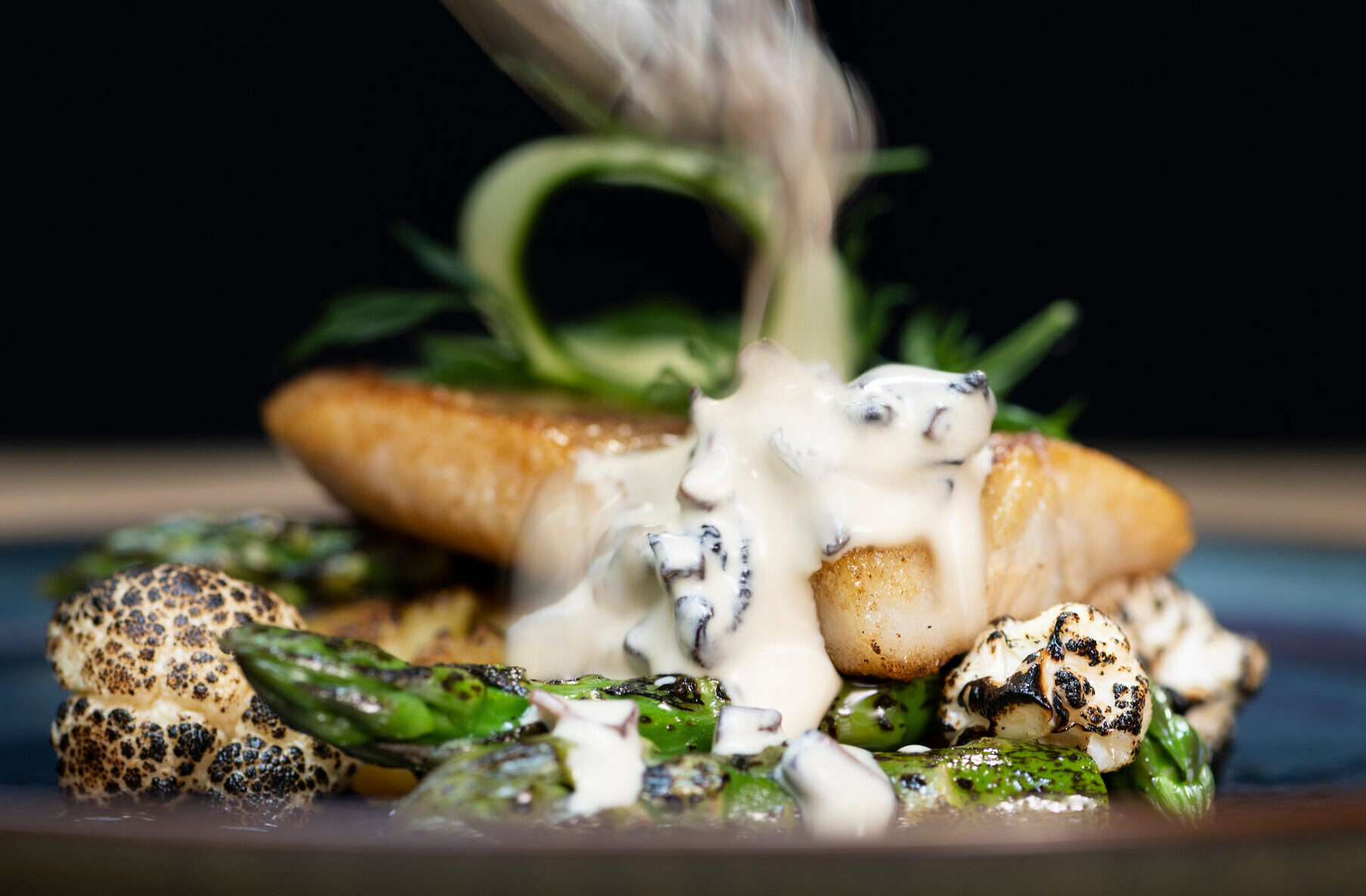 Paistettua haukea ja korvasienikastiketta