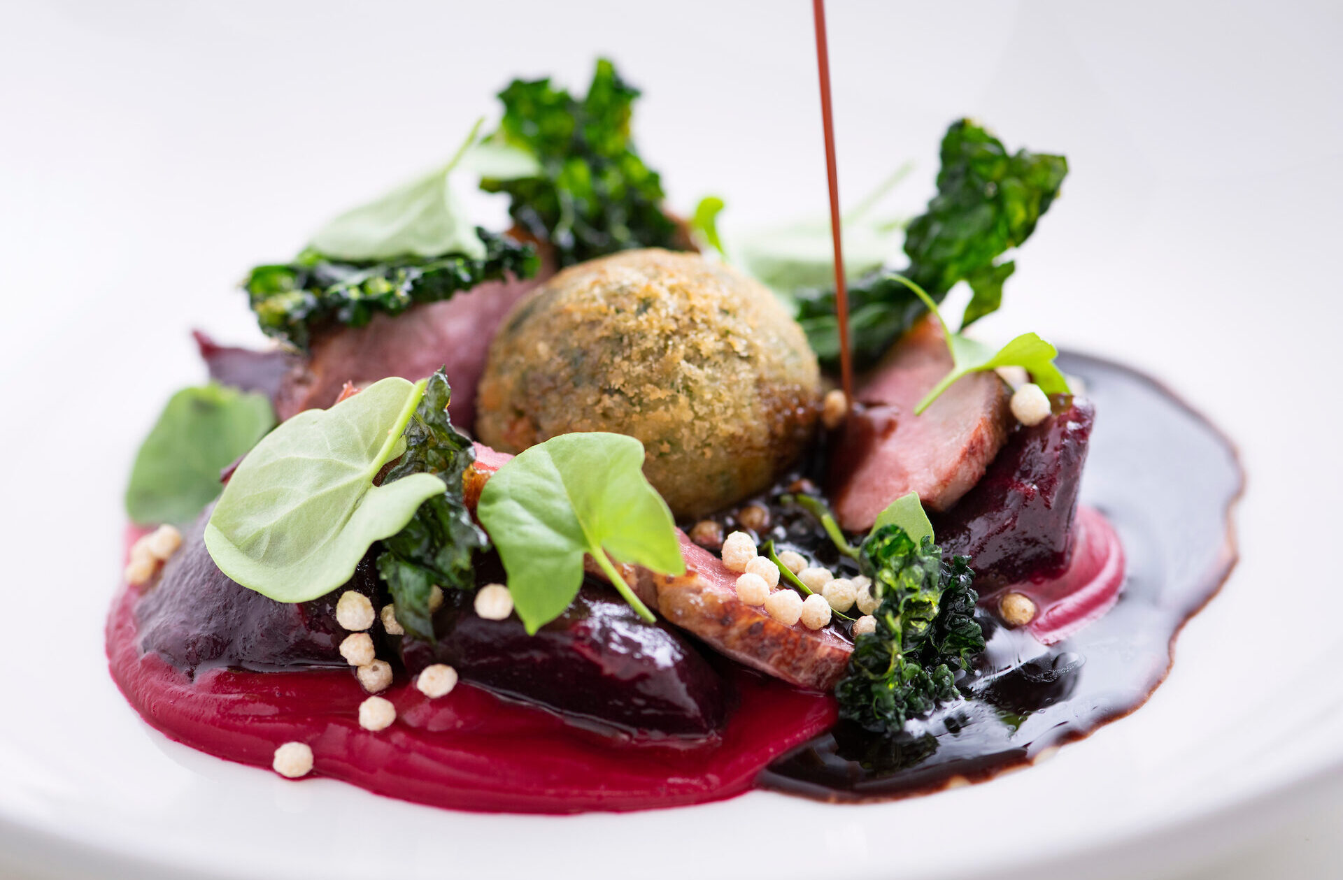 Paahdettua ankanrintaa ja punajuurta / Kristian Vuojärvi