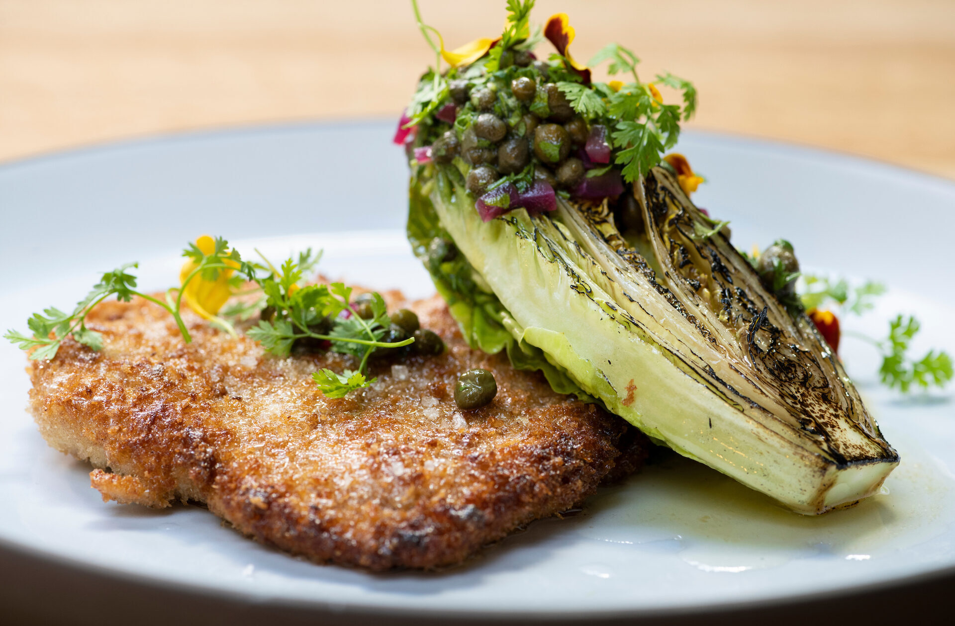 Vasikan Schnitzel & kapris-voivinaigrettea