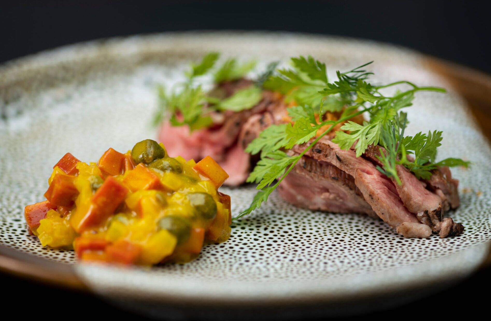 Savustettua karitsan paistia ja sinappipikkelöityjä kasviksia