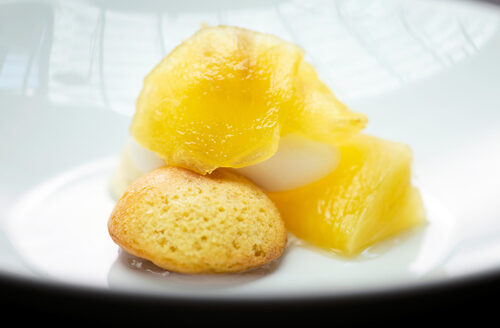 Karamellisoitua ananasta, yuzulientä ja mantelikakkua