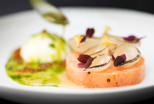 Kevyesti suolattua kotimaista taimenta, sinisimpukkaliemi-vinaigrette 