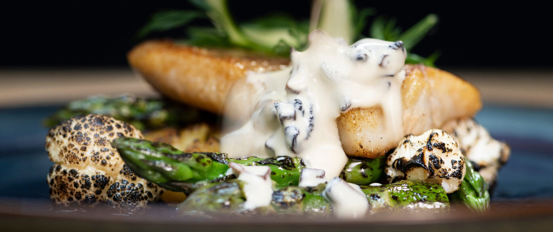 Paistettua haukea, paahdettua parsaa ja korvasienikastiketta