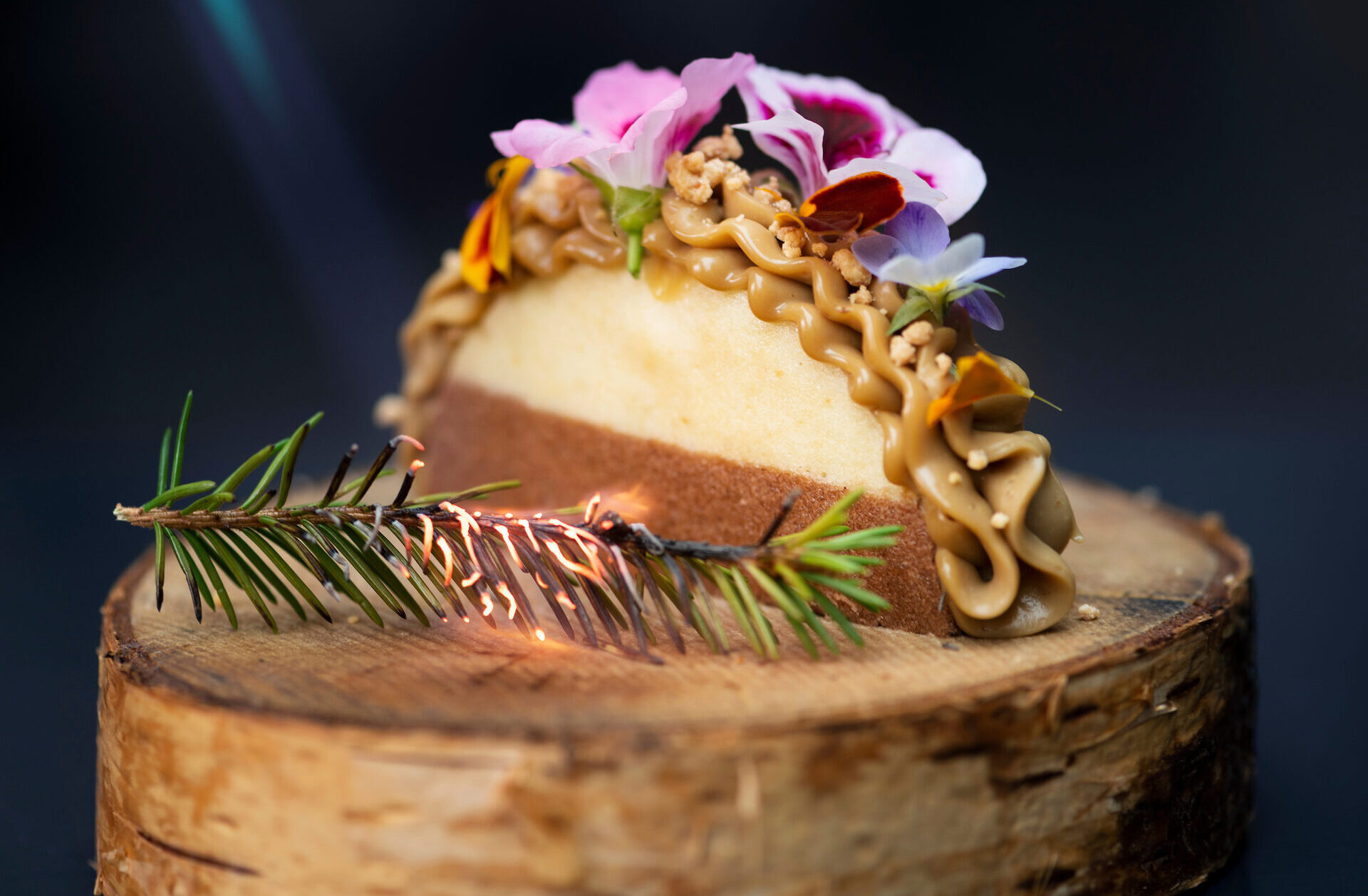 Tiikerikakku-jäätelöpuffetti ja lakulla maustettua patisser-kreemiä