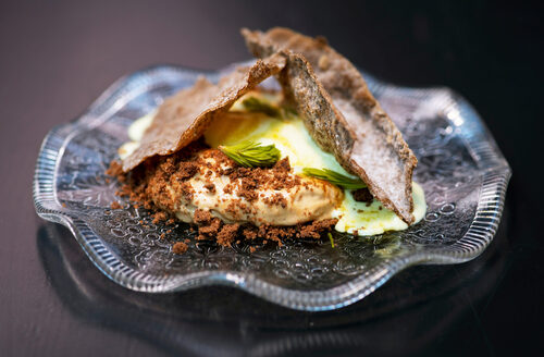 Kuusijäätelöä, mantelivaahtoa ja mallaskeksi