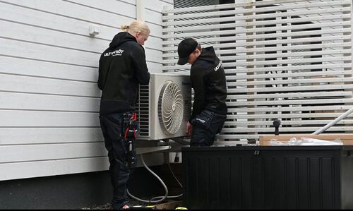 Katso videolta, miten ilmalämpöpumpun asennus tapahtuu.