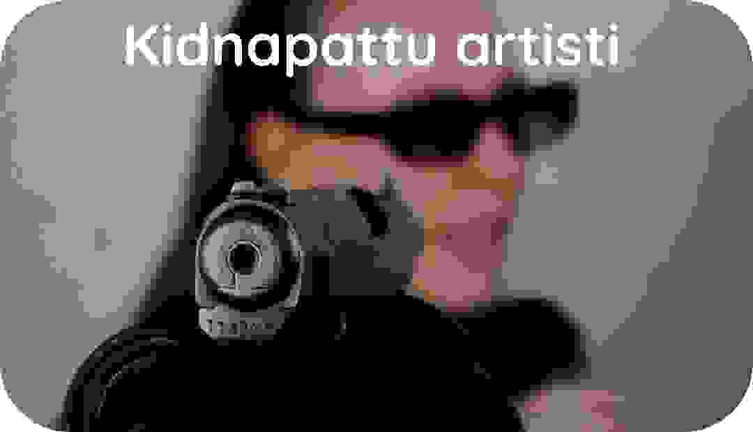 Laulavaa naista osoitetaan pistoolilla
